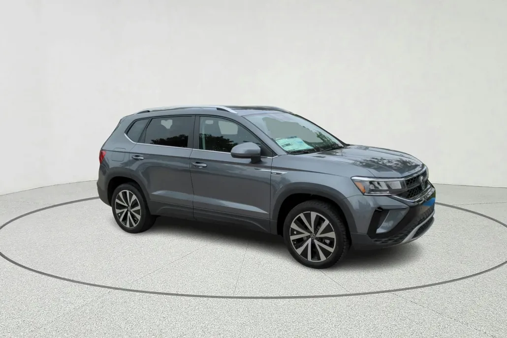 2023 Volkswagen Taos SE photo 1