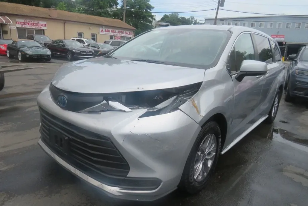 2022 Toyota Sienna LE photo 1