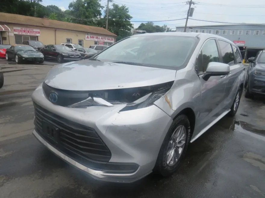 2022 Toyota Sienna LE photo 1