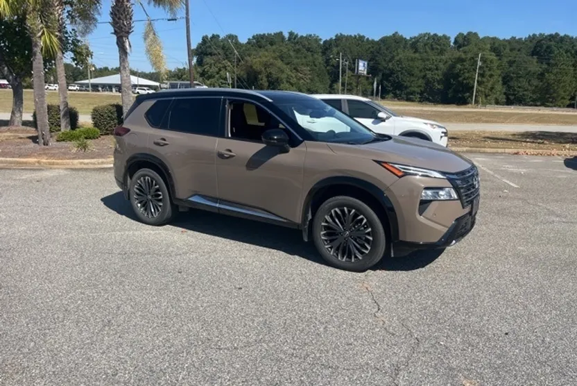 2024 Nissan Rogue Platinum photo 1