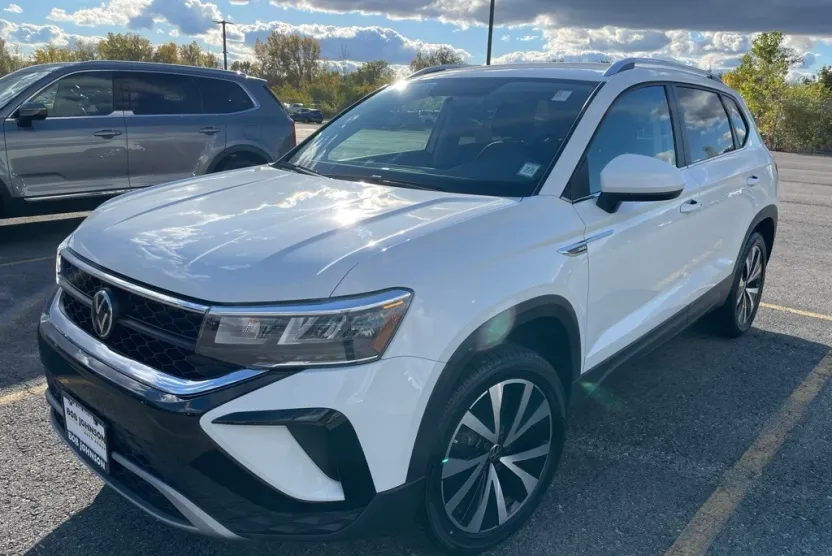 2022 Volkswagen Taos SE photo 1