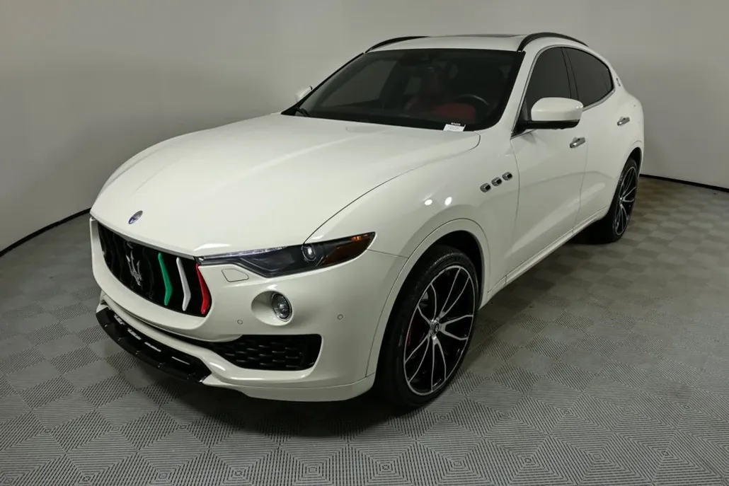 2017 Maserati Levante Base photo 1