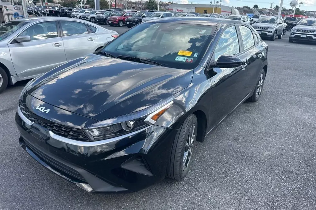2023 Kia Forte LXS photo 1