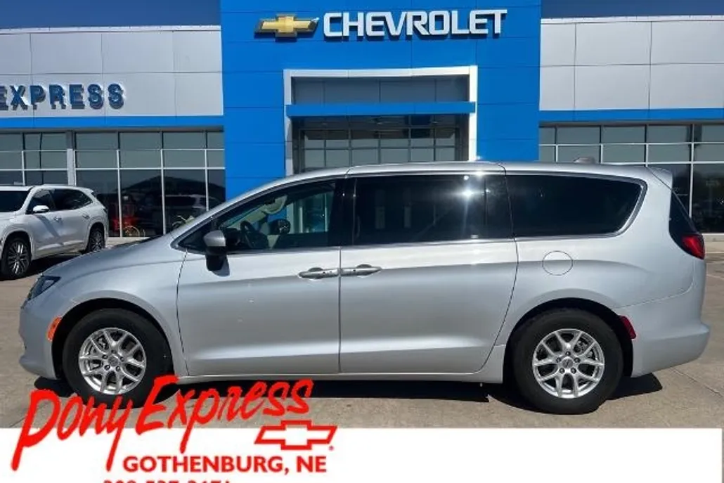 2023 Chrysler Voyager LX photo 1
