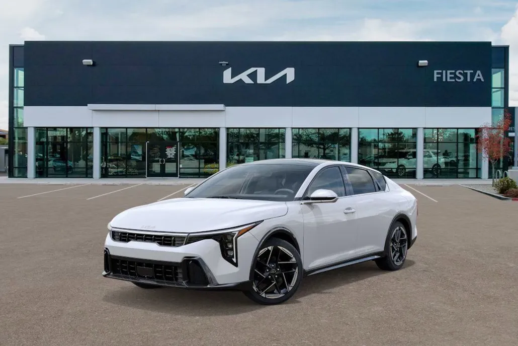 2025 Kia K4 GT-Line photo 1