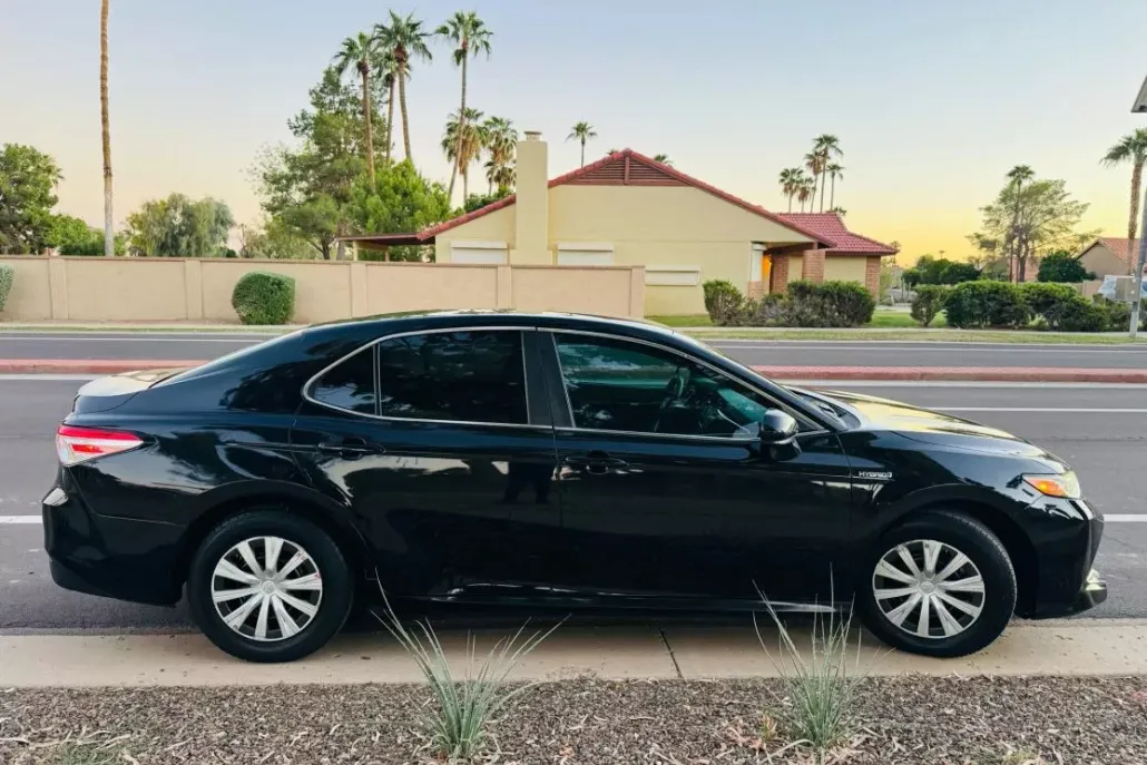 2018 Toyota Camry Hybrid LE photo 1