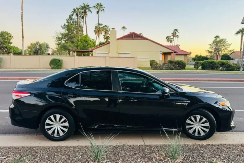 2018 Toyota Camry Hybrid LE photo 1