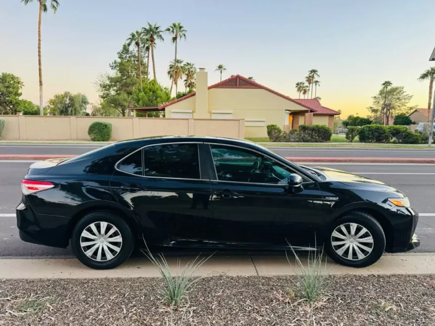 2018 Toyota Camry Hybrid LE photo 1