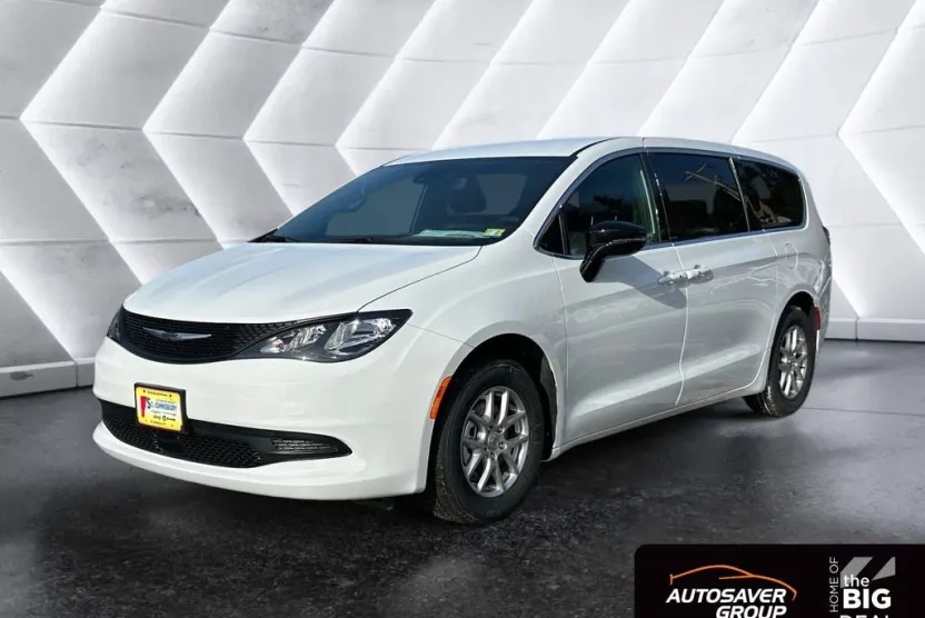 2025 Chrysler Voyager LX photo 1
