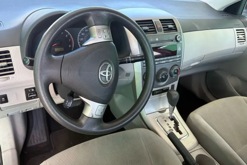 2011 Toyota Corolla LE photo 1