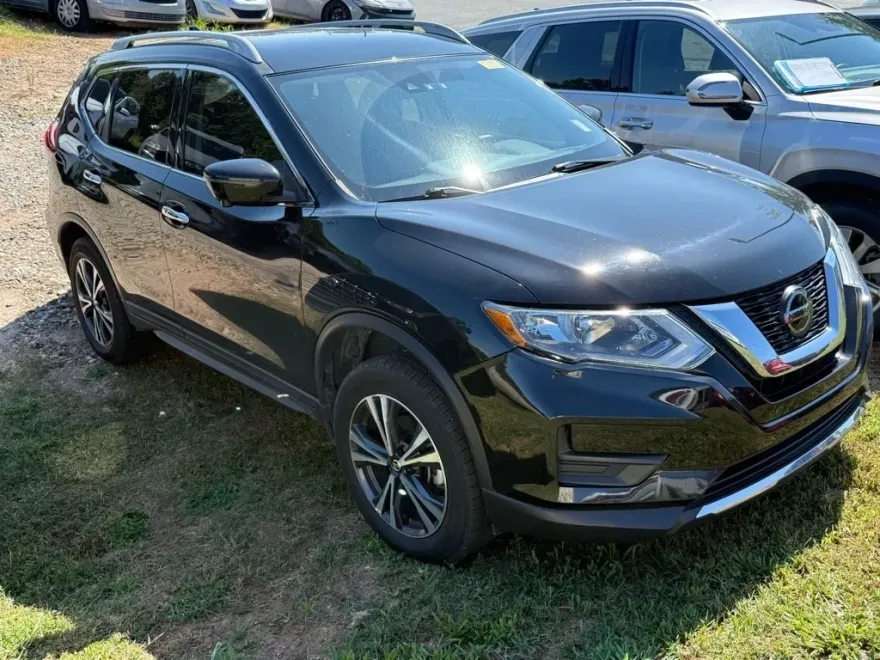 2020 Nissan Rogue SV photo 1