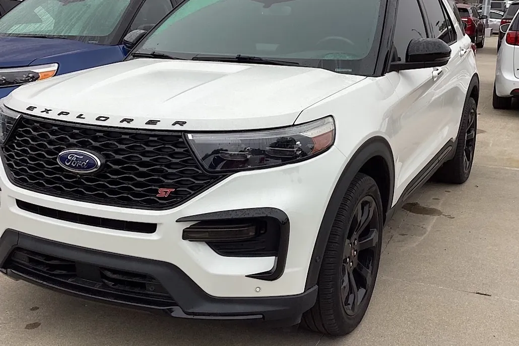 2022 Ford Explorer ST photo 1