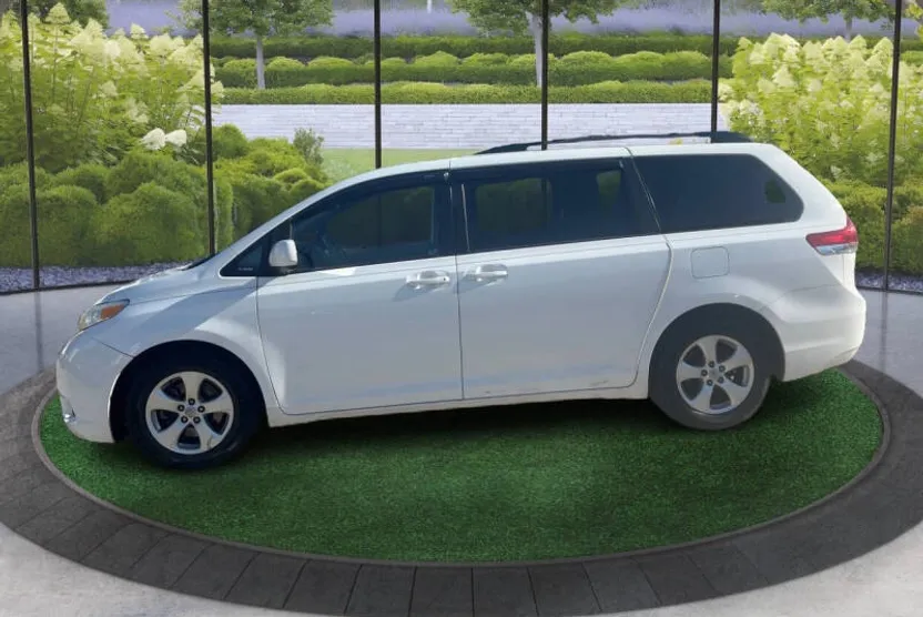 2012 Toyota Sienna LE photo 1