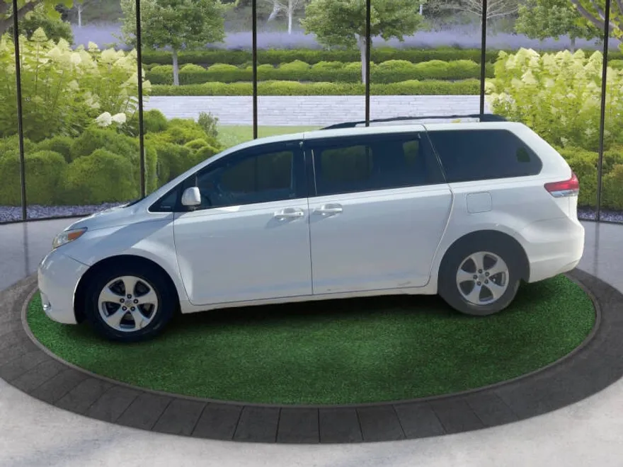 2012 Toyota Sienna LE photo 1