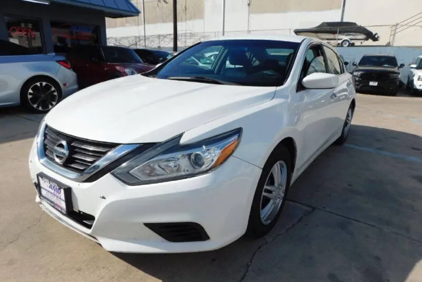 2017 Nissan Altima 2.5 photo 1