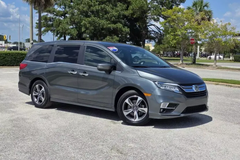 2018 Honda Odyssey Touring photo 1
