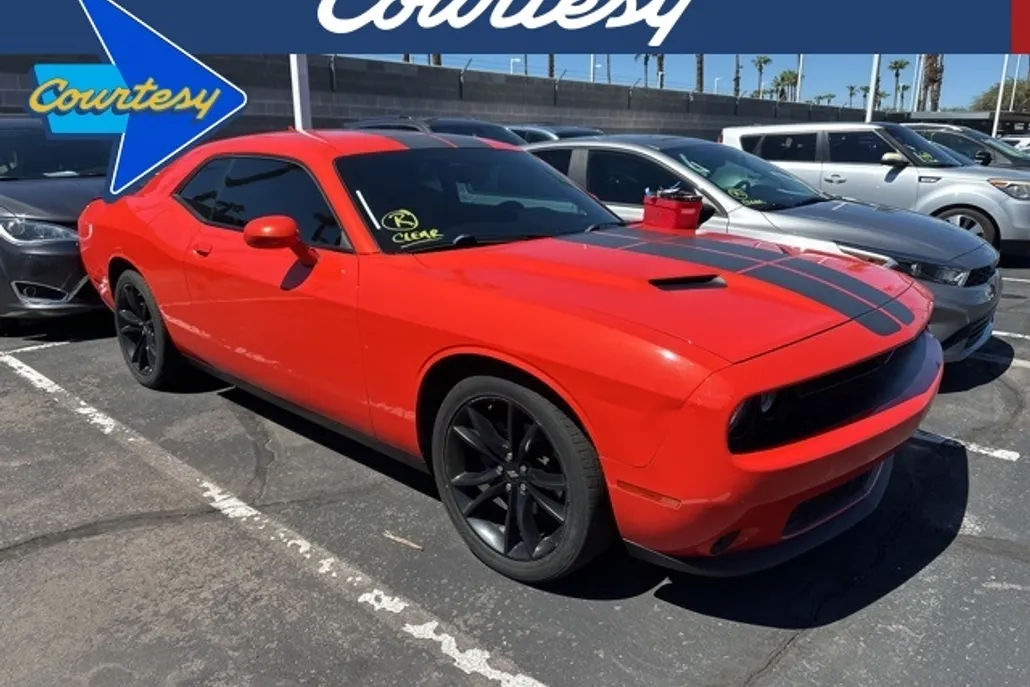 2017 Dodge Challenger SXT photo 1