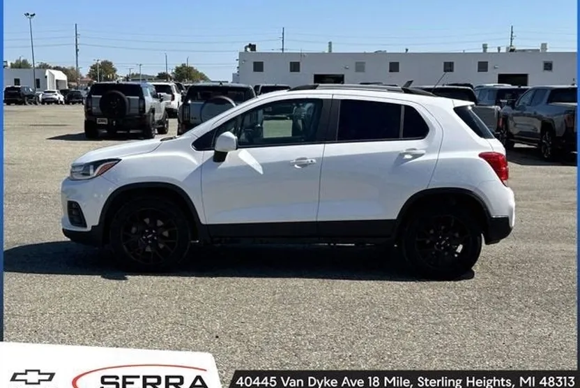 2022 Chevrolet Trax LT photo 1