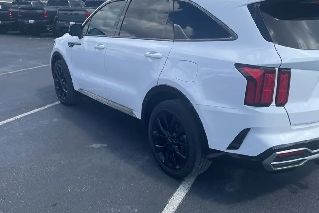 2021 Toyota RAV4 LE photo 1