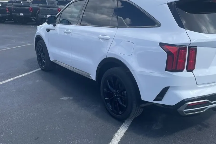 2021 Toyota RAV4 LE photo 1