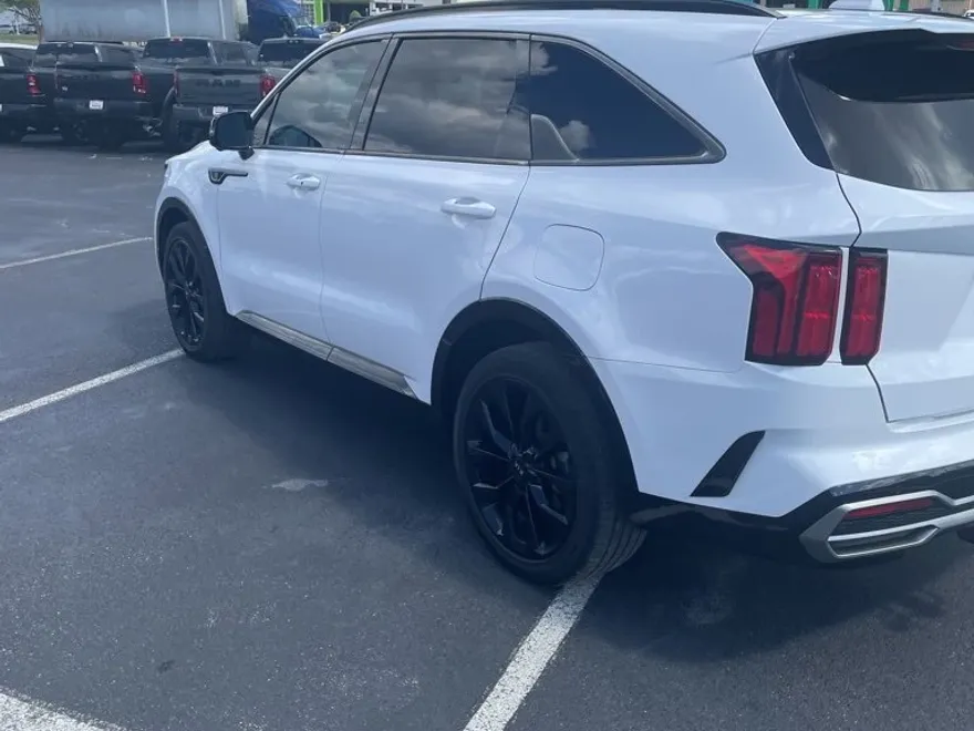 2021 Toyota RAV4 LE photo 1
