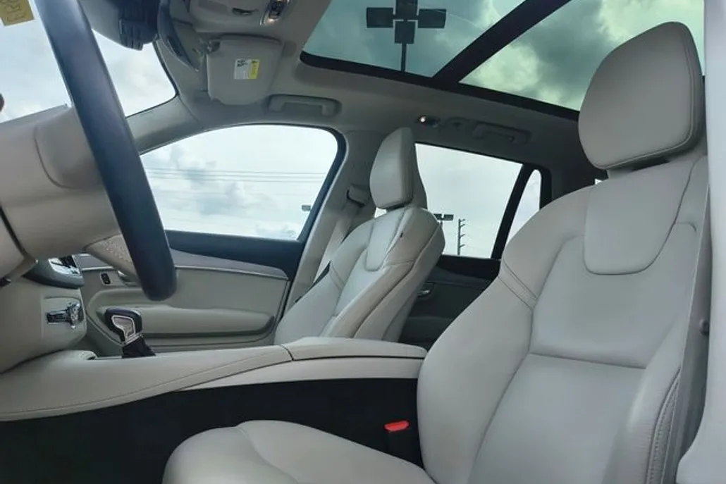 2022 Volvo XC90 T5 Momentum photo 1