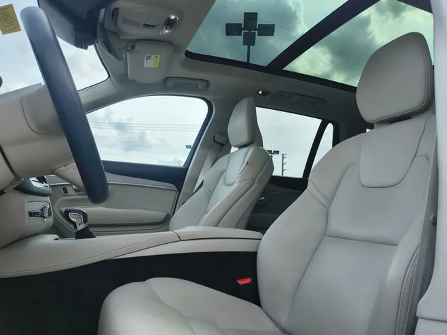 2022 Volvo XC90 T5 Momentum photo 1