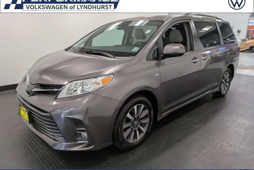 2020 Toyota Sienna XLE photo 1