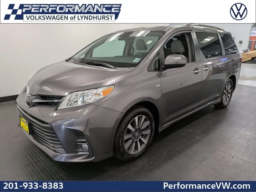 2020 Toyota Sienna XLE photo 1