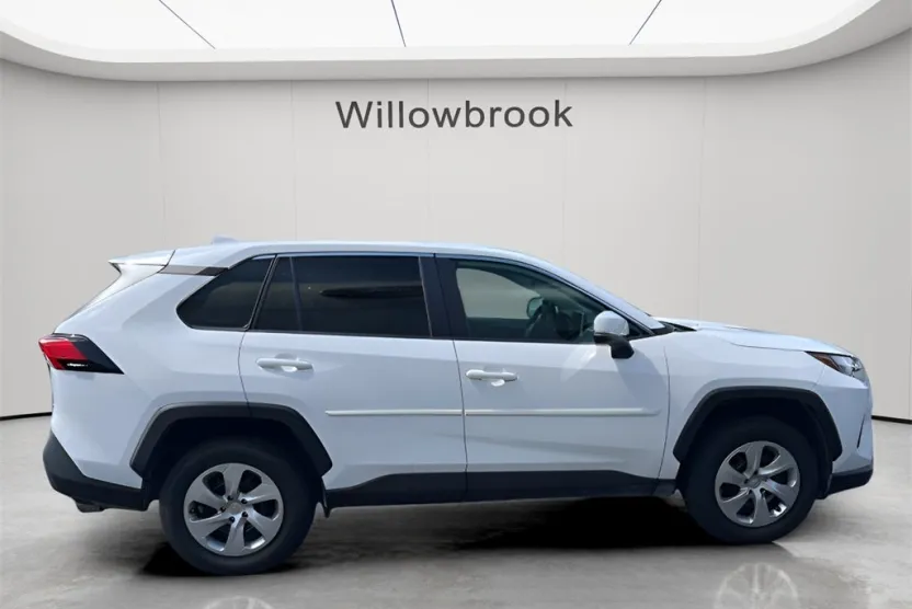 2023 Toyota RAV4 LE photo 1