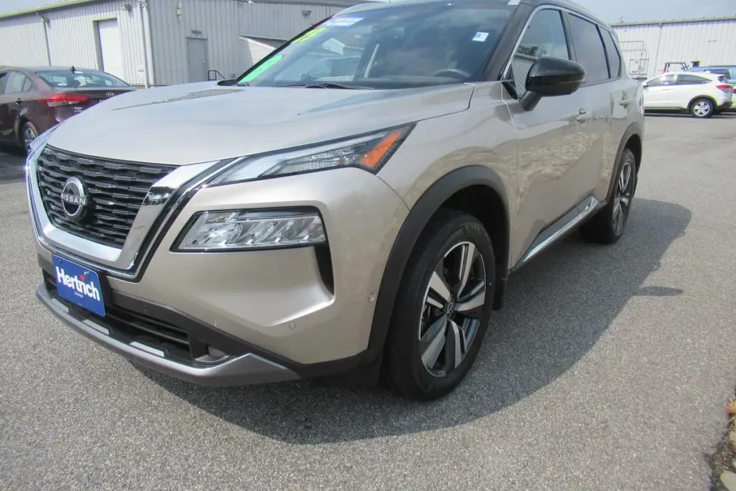 2023 Nissan Rogue SL photo 1