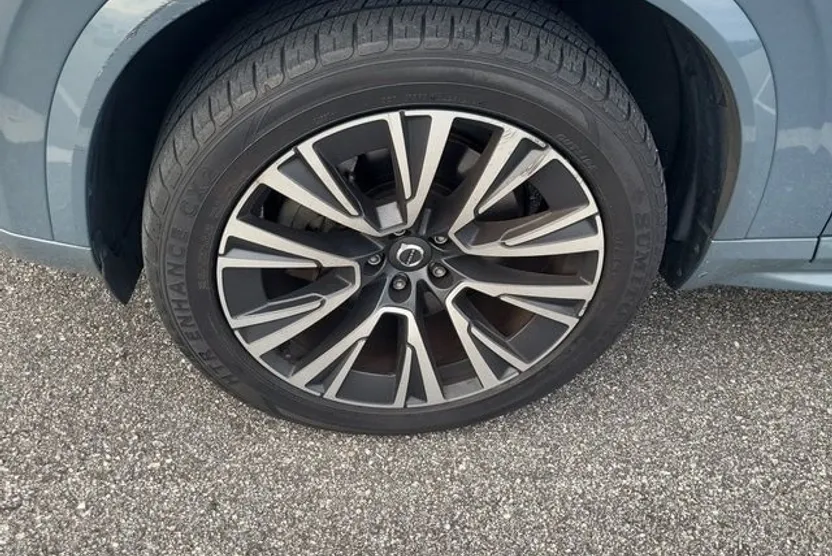 2020 Volvo XC90 T6 Momentum photo 1