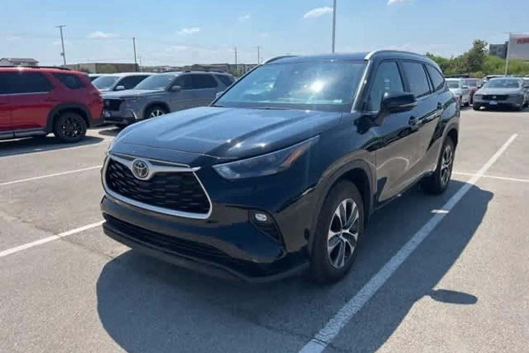 2023 Toyota Highlander L photo 1