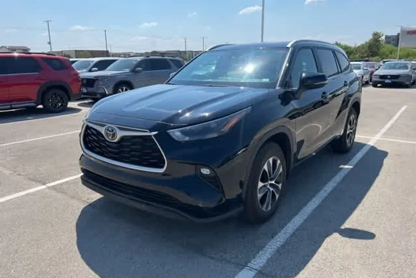 2023 Toyota Highlander L photo 1
