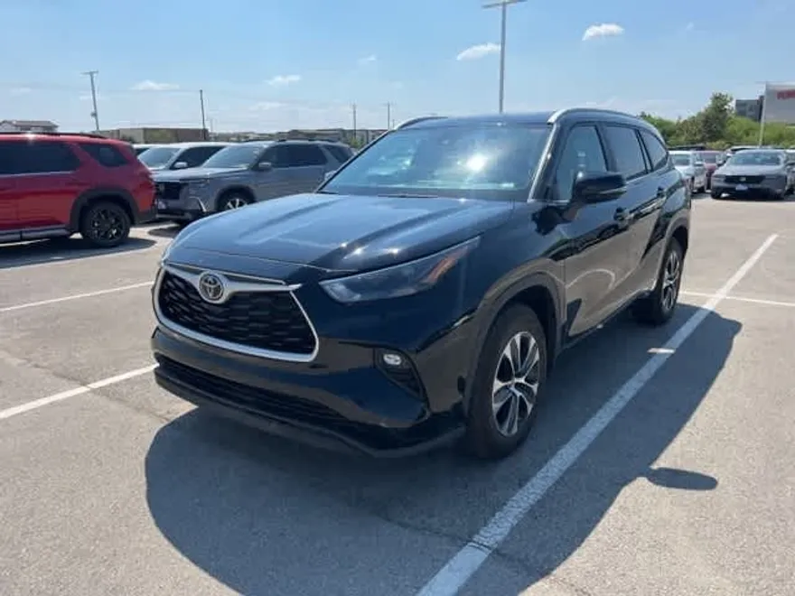 2023 Toyota Highlander L photo 1