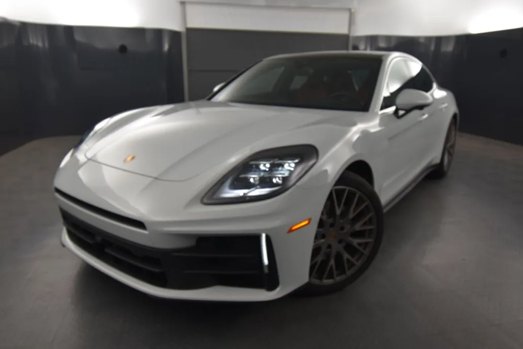 2025 Porsche Panamera 4 photo 1