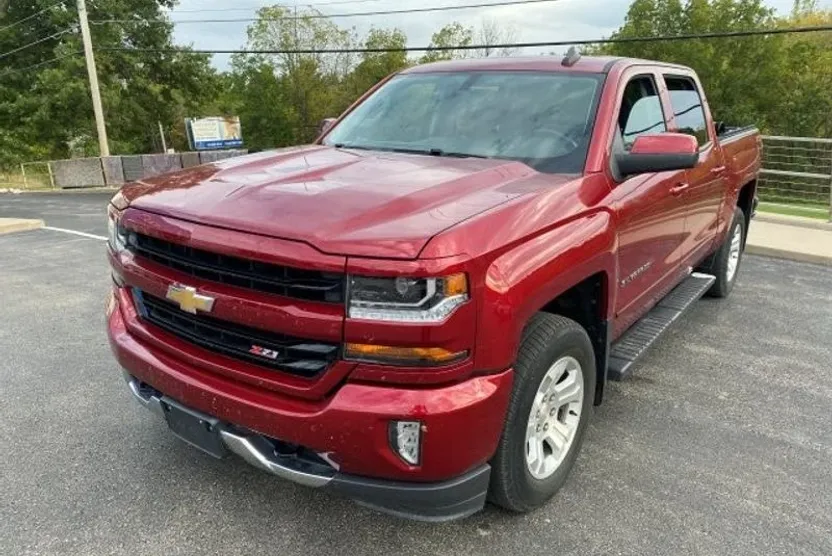 2018 Chevrolet Silverado LT photo 1