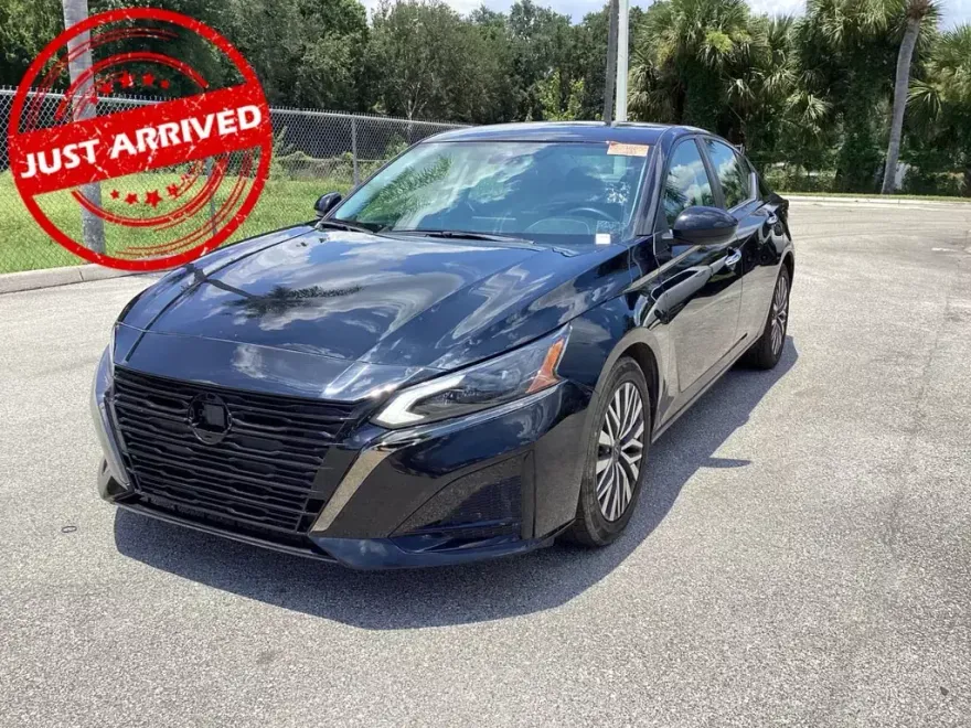2023 Nissan Altima 2.5 SV photo 1