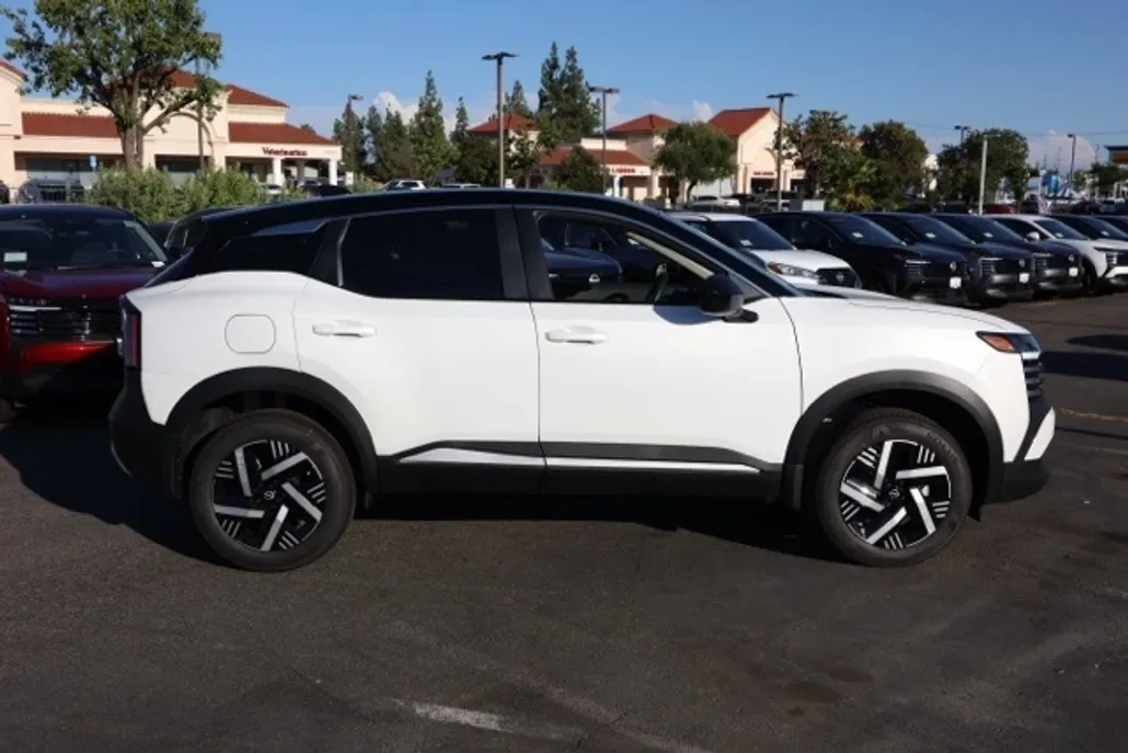 2025 Nissan Kicks SV photo 1