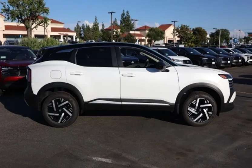 2025 Nissan Kicks SV photo 1