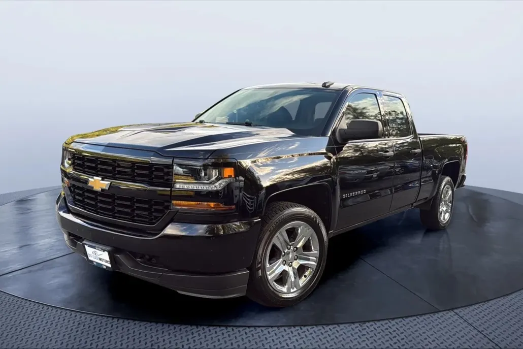 2018 Chevrolet Silverado 1500 Custom photo 1