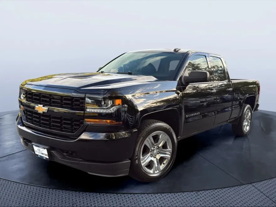 2018 Chevrolet Silverado 1500 Custom photo 1