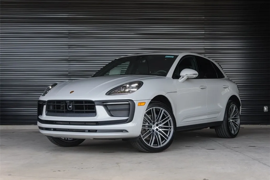 2025 Porsche Macan T photo 1