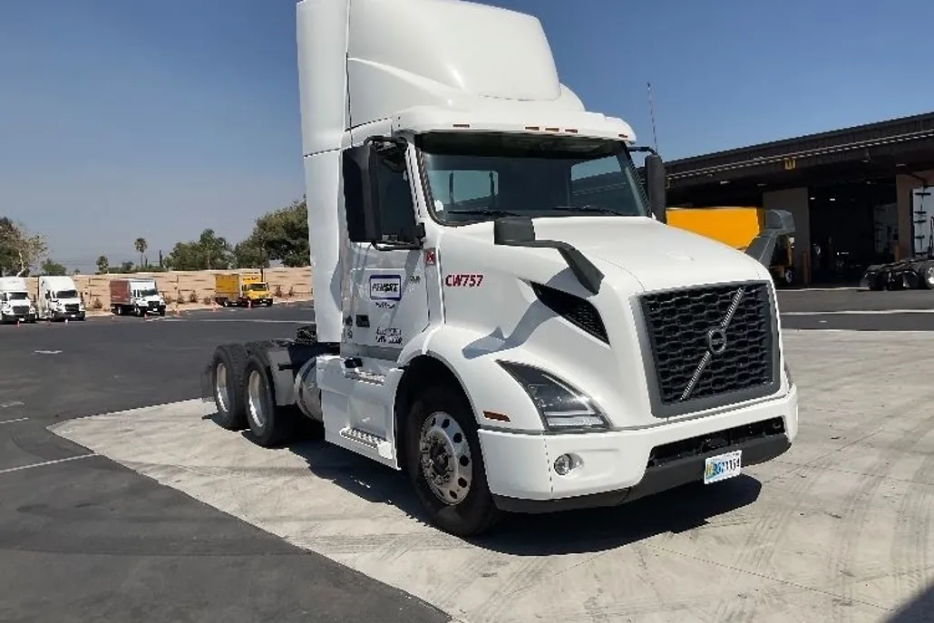 2020 Volvo Truck VNR photo 1