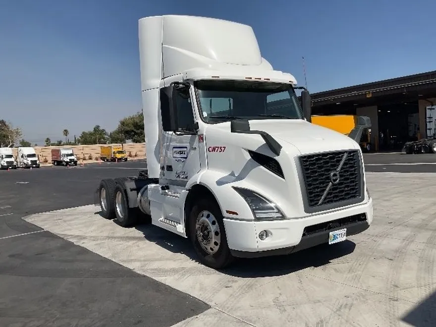 2020 Volvo Truck VNR photo 1