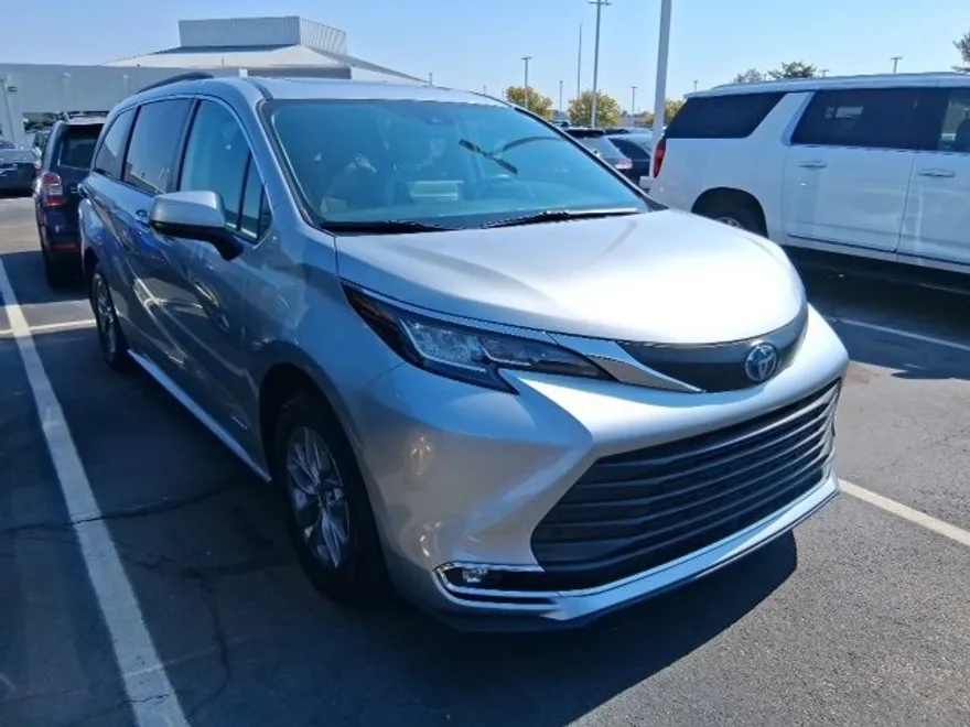2021 Toyota Sienna XLE photo 1