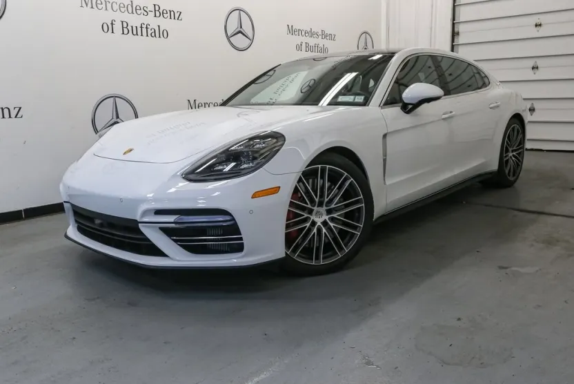 2018 Porsche Panamera Turbo Executive photo 1