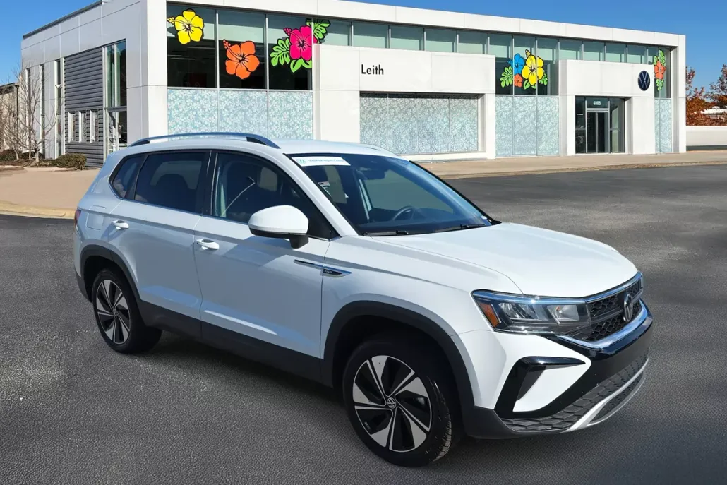 2024 Volkswagen Taos SE photo 1