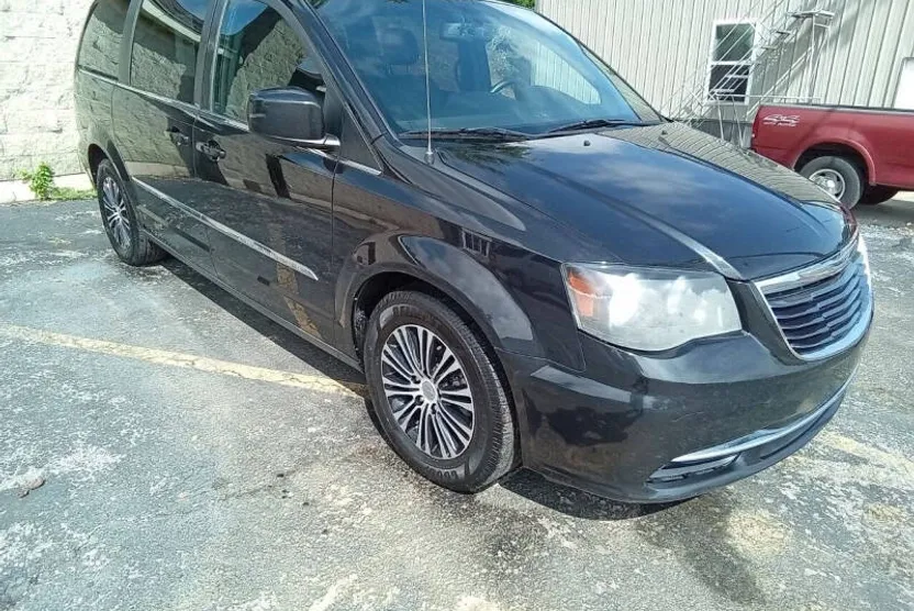 2014 Chrysler Town & Country S photo 1