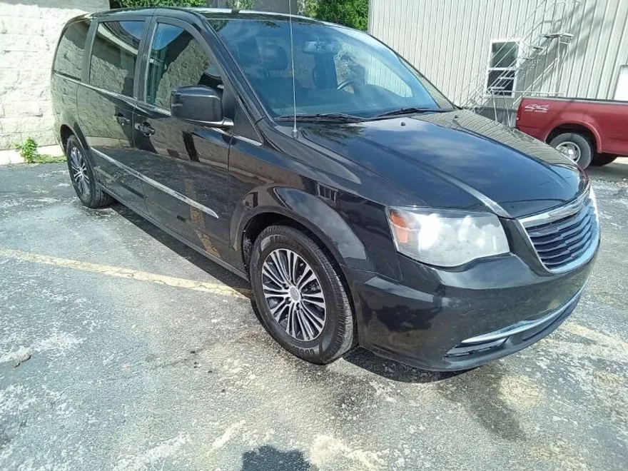 2014 Chrysler Town & Country S photo 1